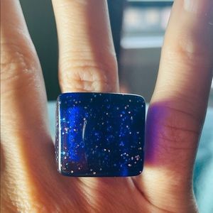 Lucite royal blue w silver sparkles ring Sz 5 &3/4
